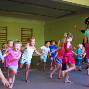 De Wiebelbeentjes activiteiten voor kleuters peuter dans turn motoriek denken voelen bewegen workshop